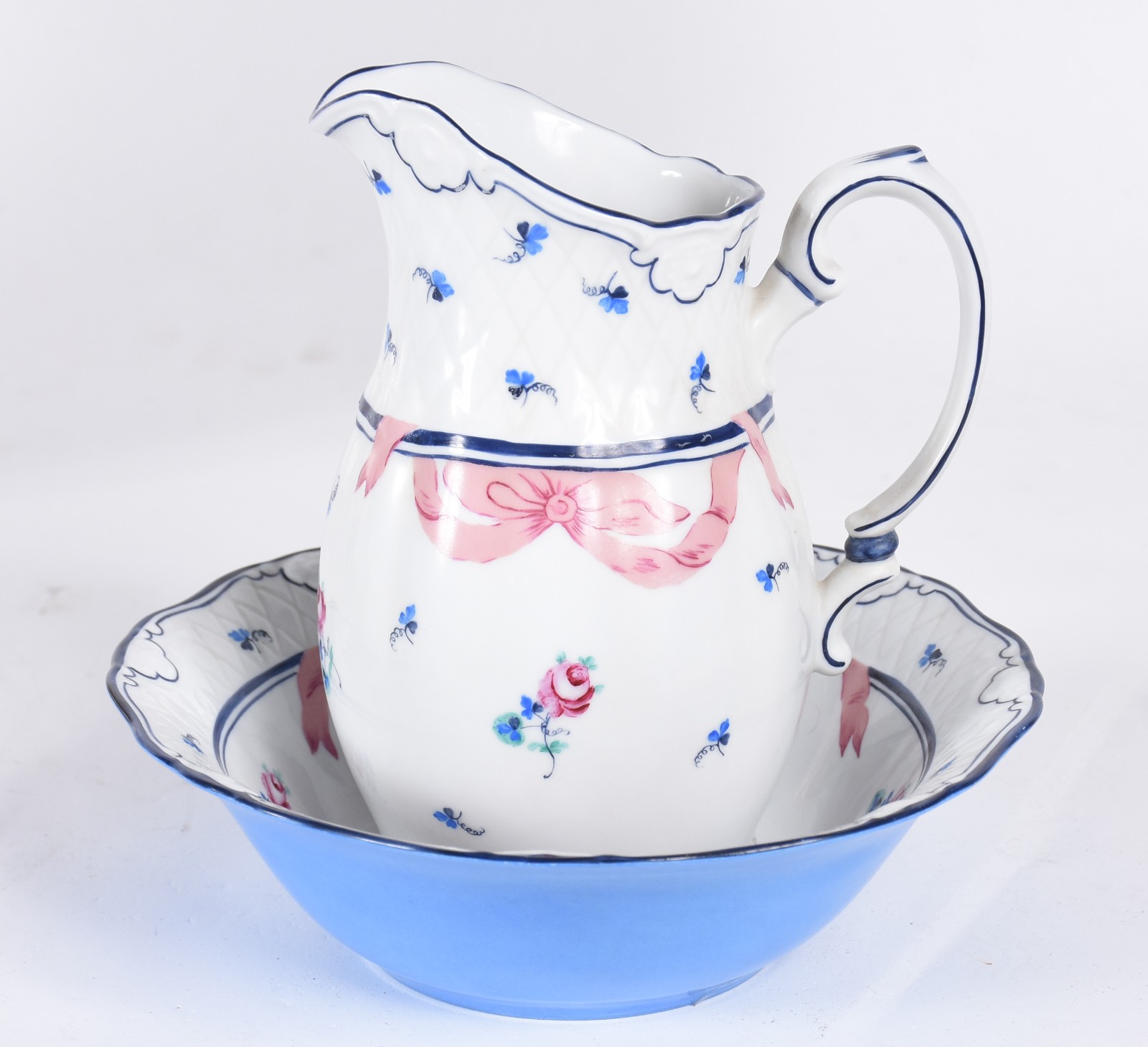 Tres peças diversas de porcelana, sendo: centro de mesa com cenas... - foto 2 de 9