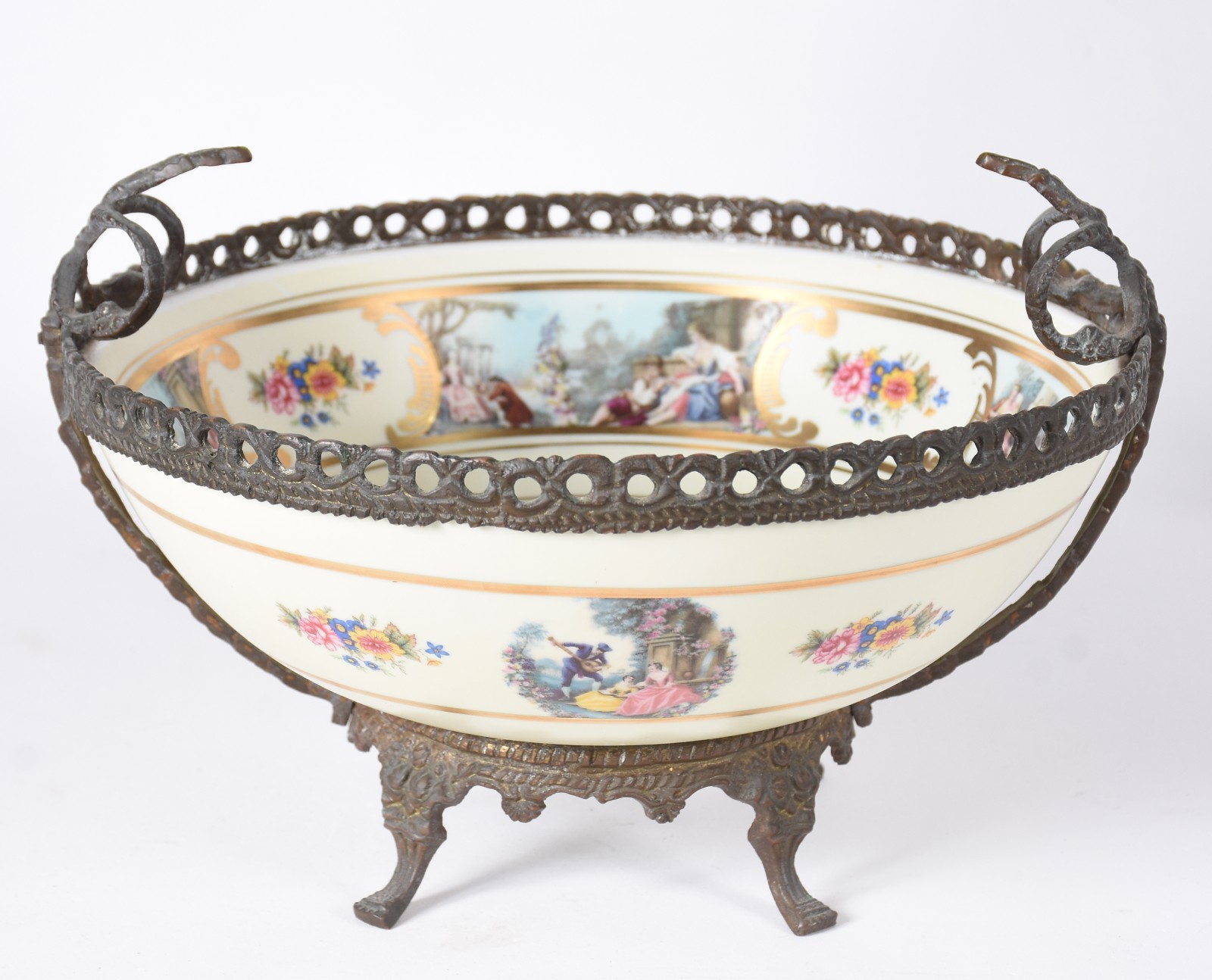 Tres peças diversas de porcelana, sendo: centro de mesa com cenas... - foto 4 de 9