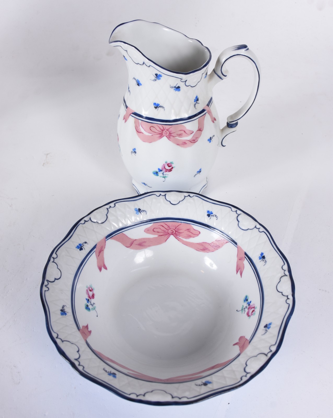 Tres peças diversas de porcelana, sendo: centro de mesa com cenas... - foto 5 de 9