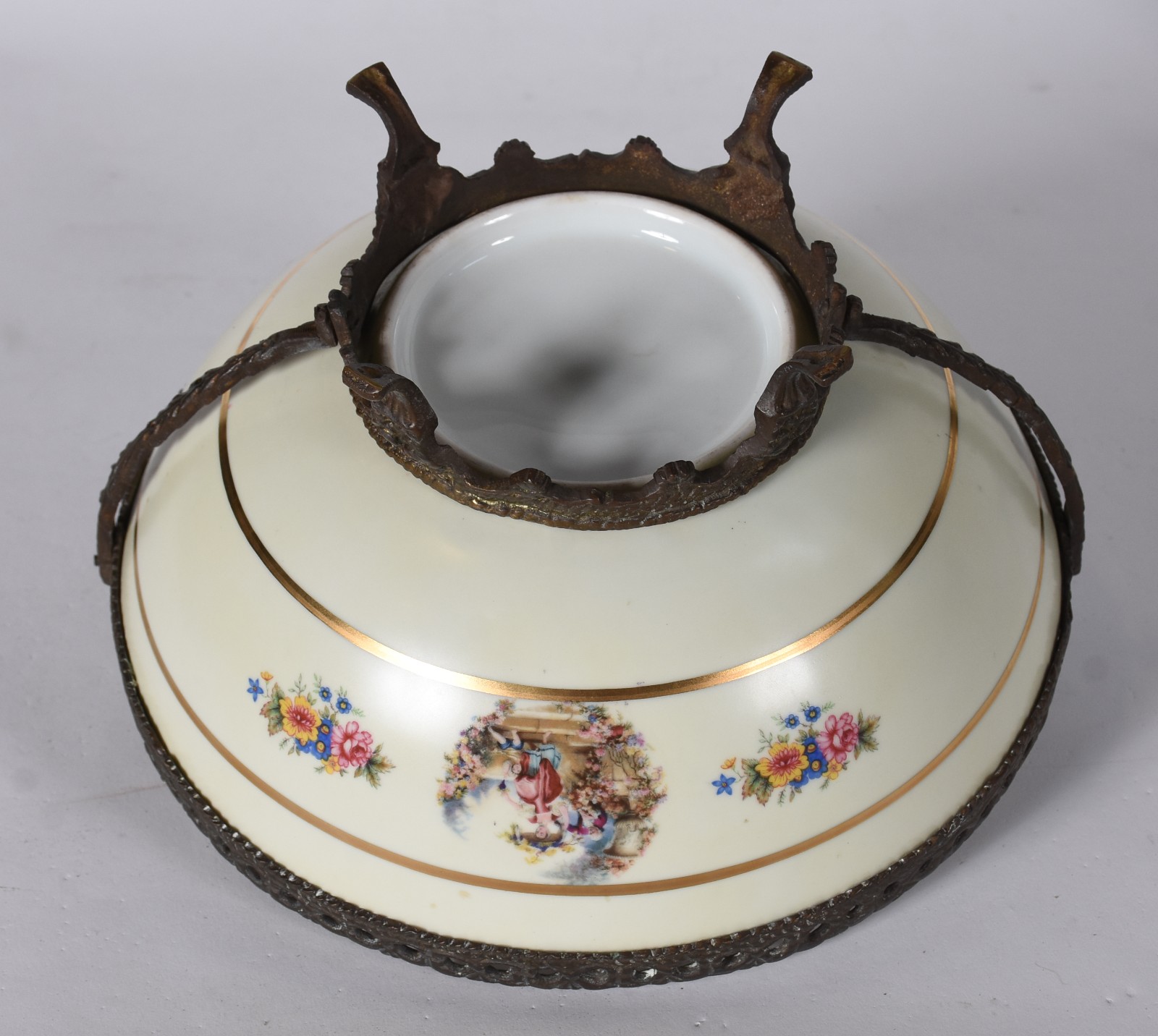 Tres peças diversas de porcelana, sendo: centro de mesa com cenas... - foto 6 de 9