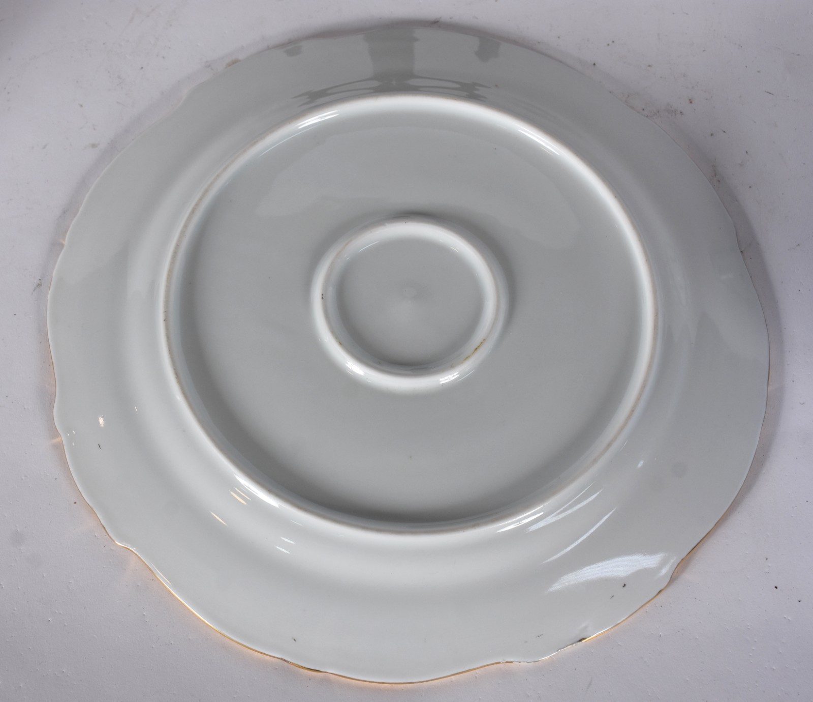 Tres peças diversas de porcelana, sendo: centro de mesa com cenas... - foto 7 de 9