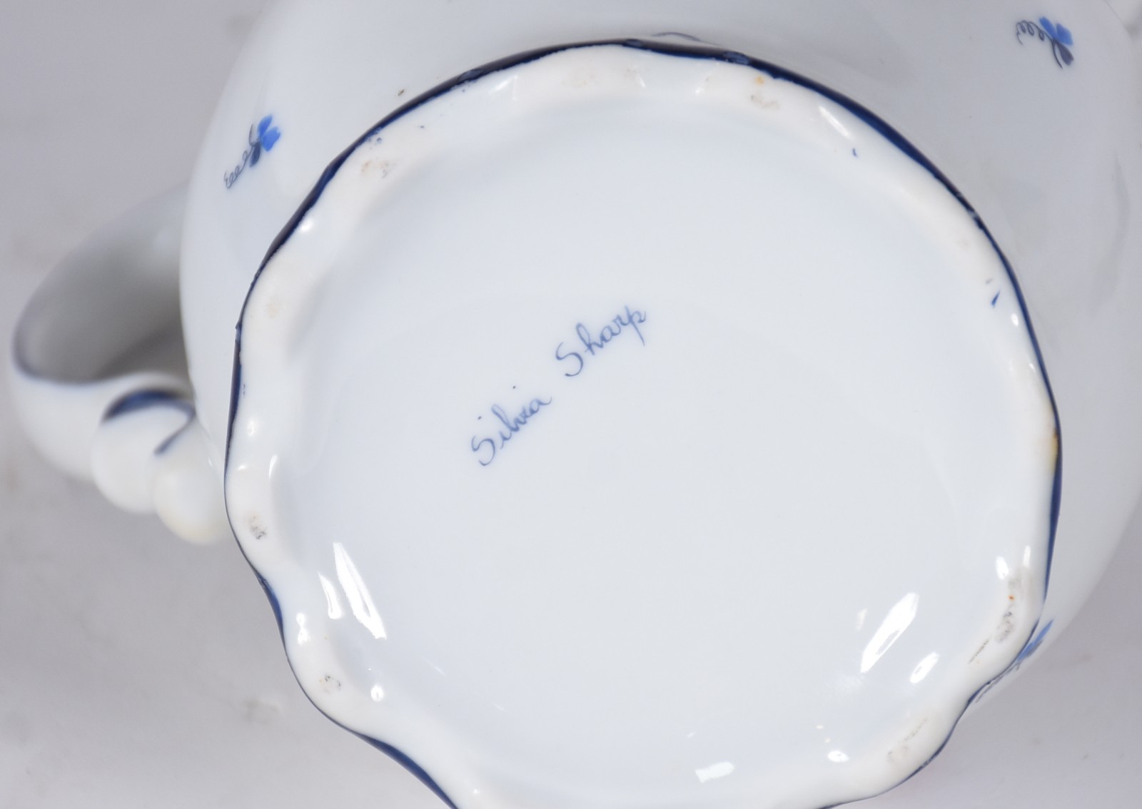 Tres peças diversas de porcelana, sendo: centro de mesa com cenas... - foto 9 de 9