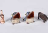 Quatro miniaturas, sendo: perfumeiro na forma d... - Quatro miniaturas, sendo: perfumeiro na forma de dama oriental; anta de bronze e 2 pássaros de porcelana policromada.
