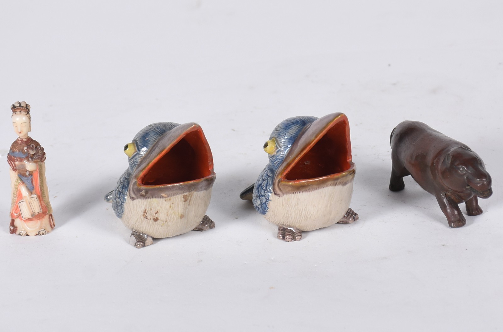 Quatro miniaturas, sendo: perfumeiro na forma de dama oriental; anta... - foto 1 de 8