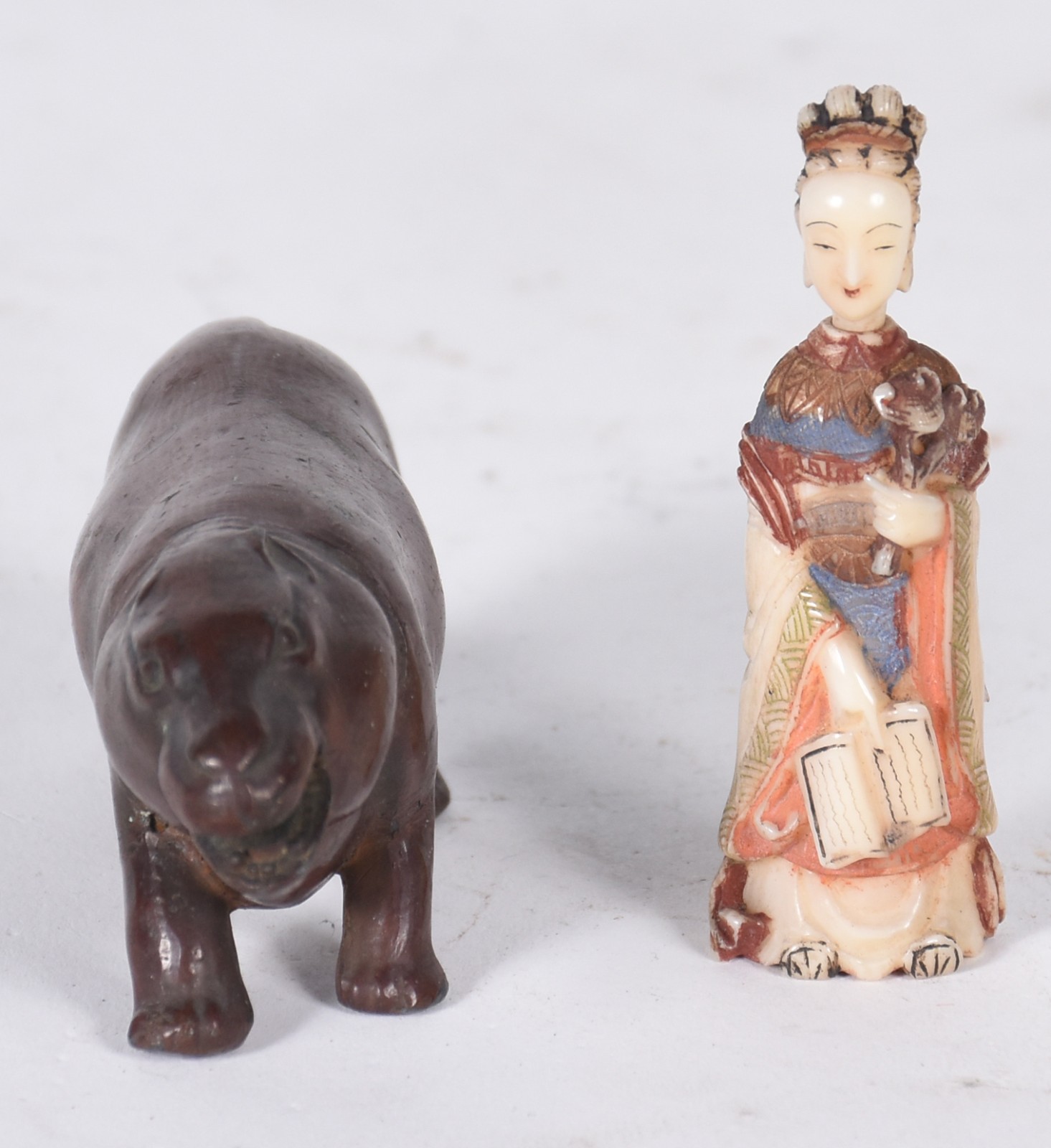Quatro miniaturas, sendo: perfumeiro na forma de dama oriental; anta... - foto 3 de 8