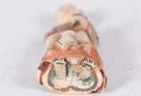 Quatro miniaturas, sendo: perfumeiro na forma d... - Quatro miniaturas, sendo: perfumeiro na forma de dama oriental; anta de bronze e 2 pássaros de porcelana policromada.