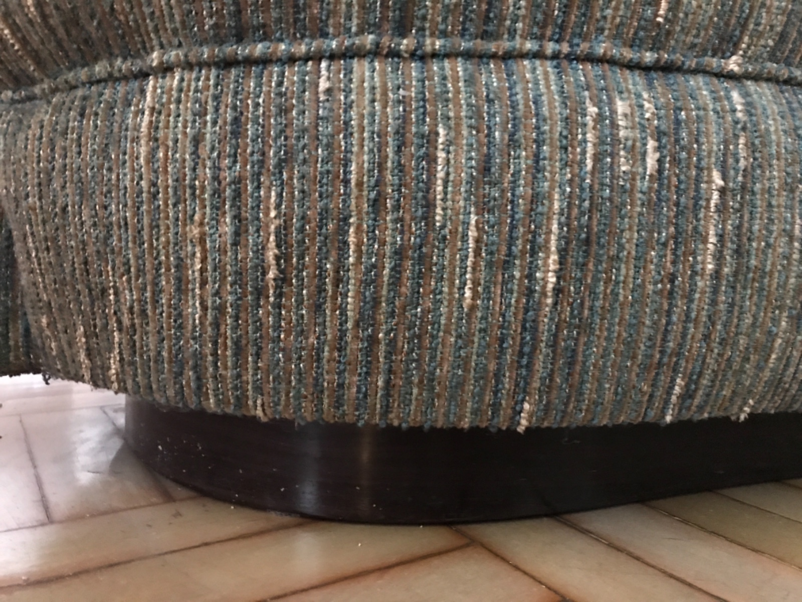 Sofá estofado para cinco lugares, feitio curvelíneo, forração com... - foto 3 de 10