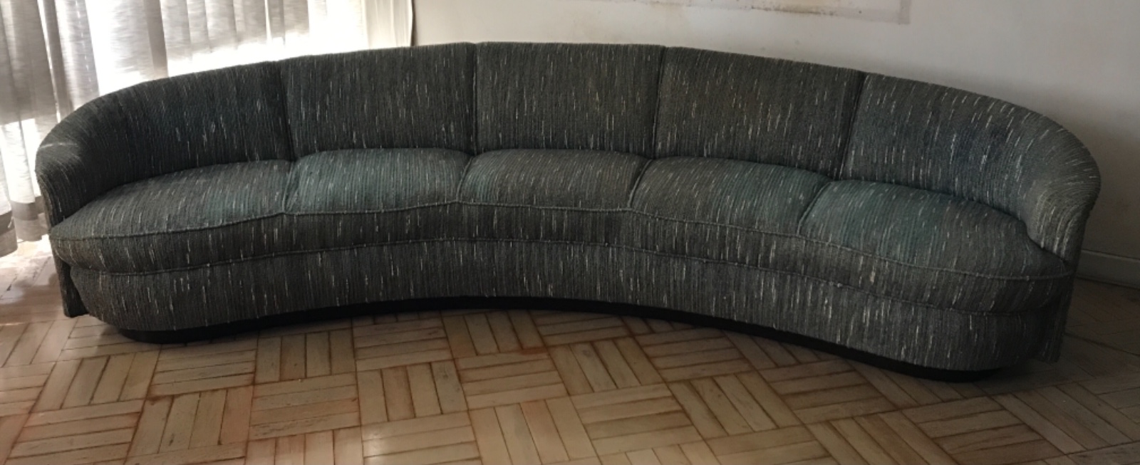 Sofá estofado para cinco lugares, feitio curvelíneo, forração com... - foto 1 de 10