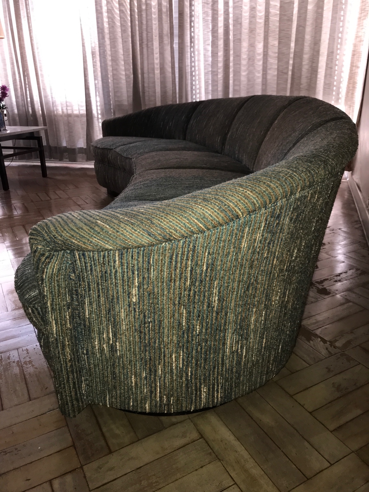 Sofá estofado para cinco lugares, feitio curvelíneo, forração com... - foto 2 de 10