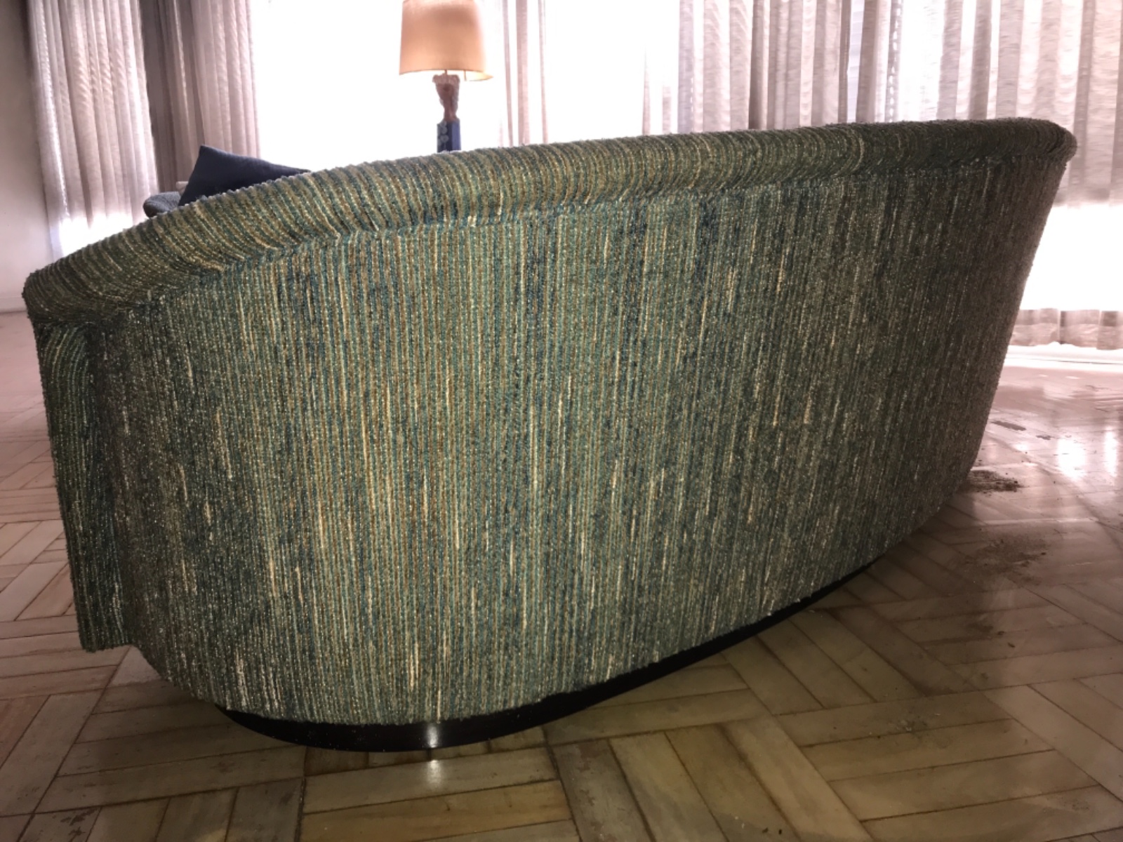 Sofá estofado para cinco lugares, feitio curvelíneo, forração com... - foto 5 de 10