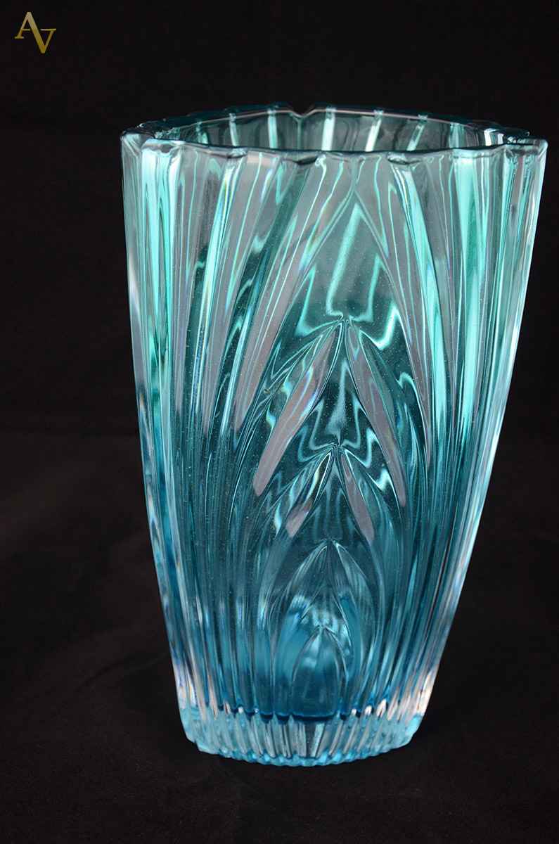 Vaso de cristal frisado, estilo Art Deco, na cor azul. Alt.26 cm.