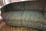 Sofá estofado para cinco lugares, feitio curvel... - Sofá estofado para cinco lugares, feitio curvelíneo, forração com tecido mesclado cinza, base de madeira, anos 60. Desgastes de uso. Retirada em...