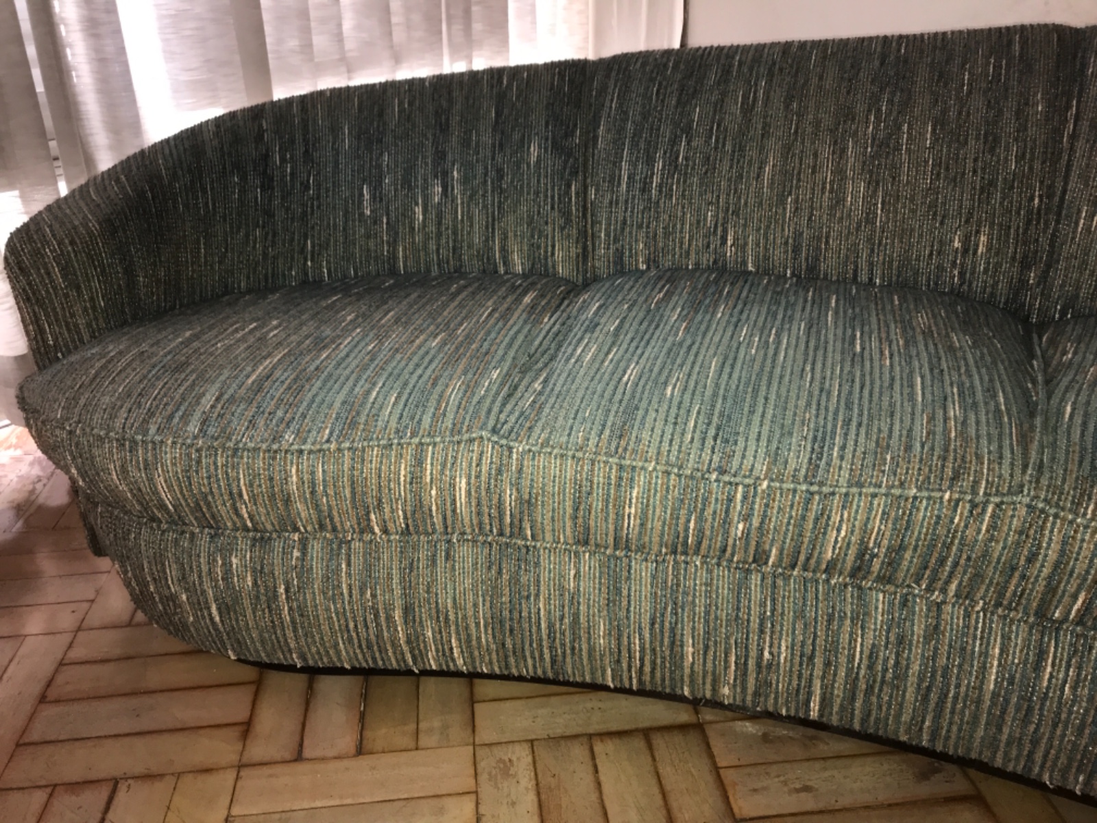 Sofá estofado para cinco lugares, feitio curvelíneo, forração com... - foto 7 de 10