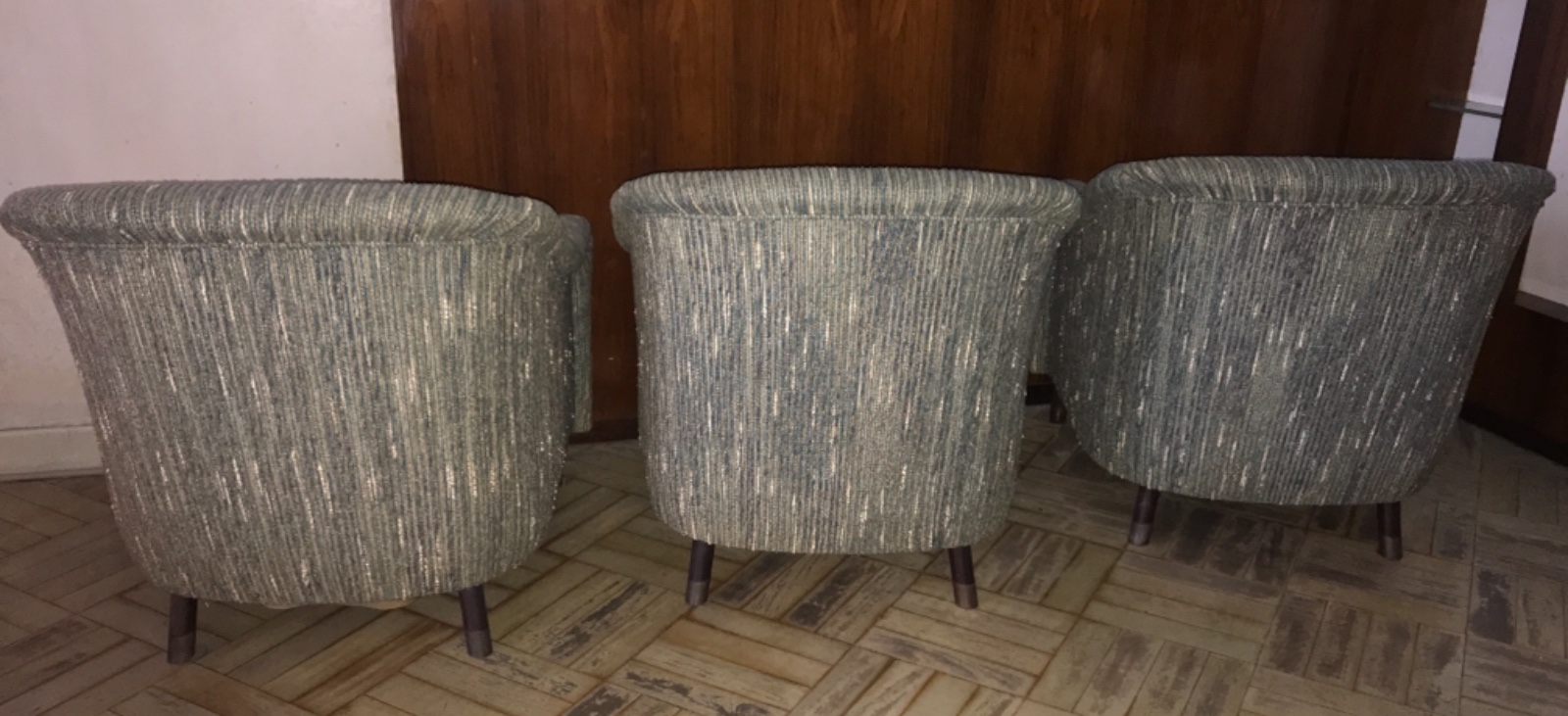 Três poltronas estofadas e forradas com tecido mesclado cinza, pés de... - foto 2 de 7