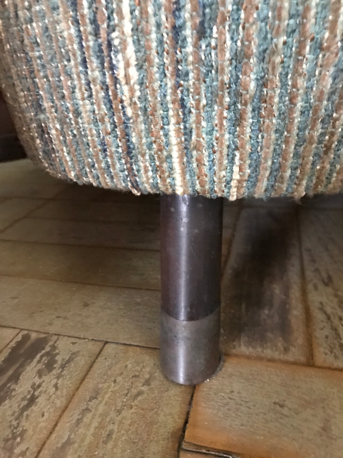 Três poltronas estofadas e forradas com tecido mesclado cinza, pés de... - foto 3 de 7