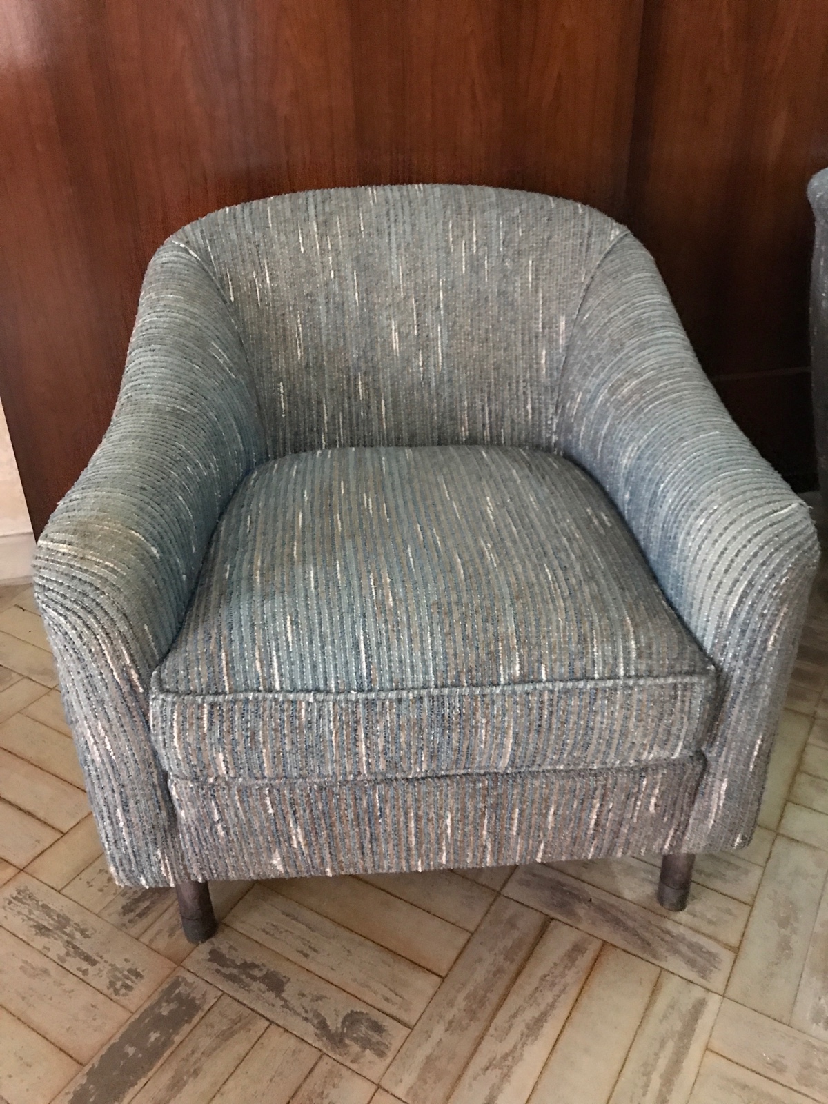 Três poltronas estofadas e forradas com tecido mesclado cinza, pés de... - foto 4 de 7