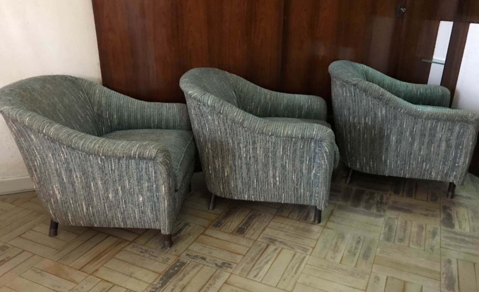 Três poltronas estofadas e forradas com tecido mesclado cinza, pés de... - foto 5 de 7