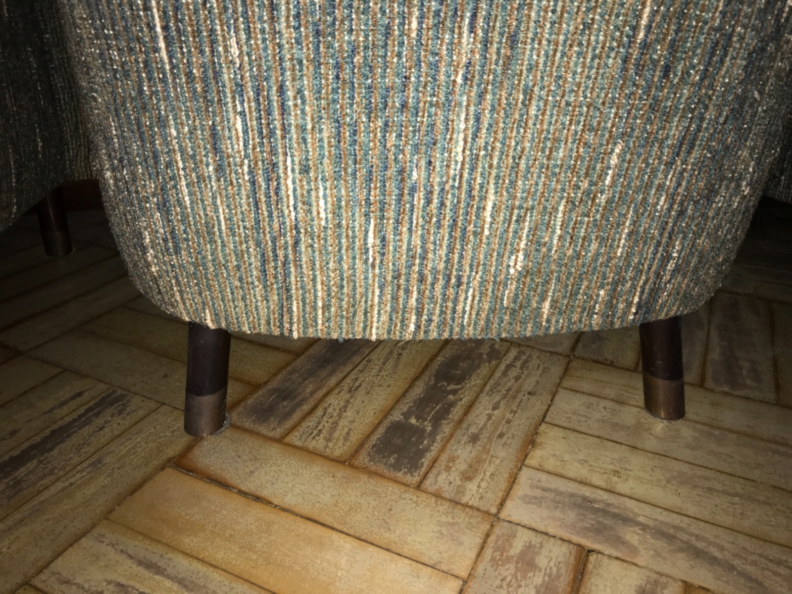 Três poltronas estofadas e forradas com tecido mesclado cinza, pés de... - foto 6 de 7