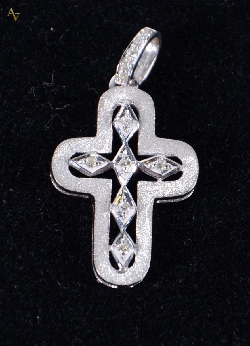Pendente de ouro branco com brilhantes no formato de crucifixo. Peso...