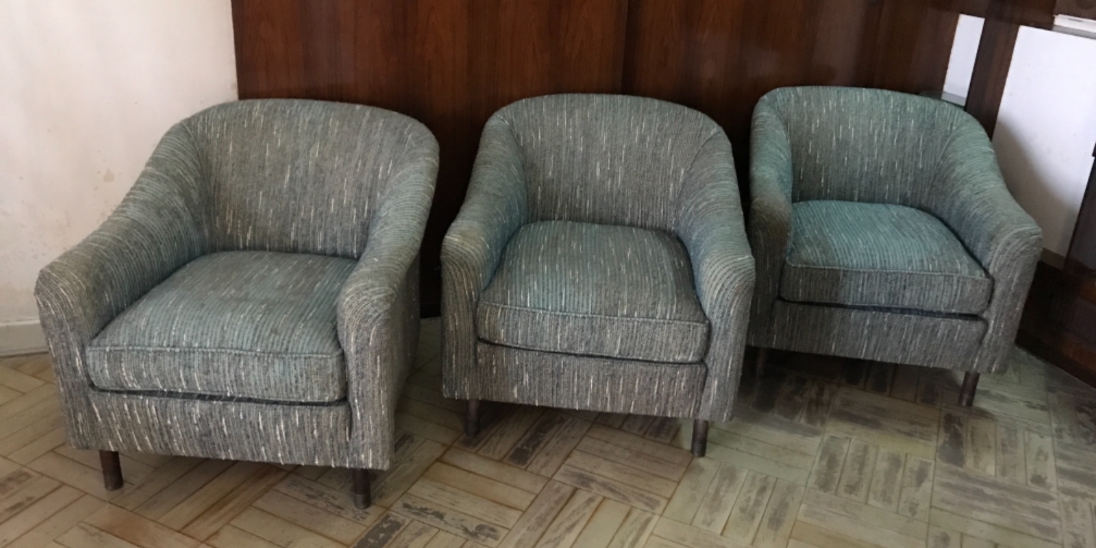 Três poltronas estofadas e forradas com tecido mesclado cinza, pés de... - foto 1 de 7