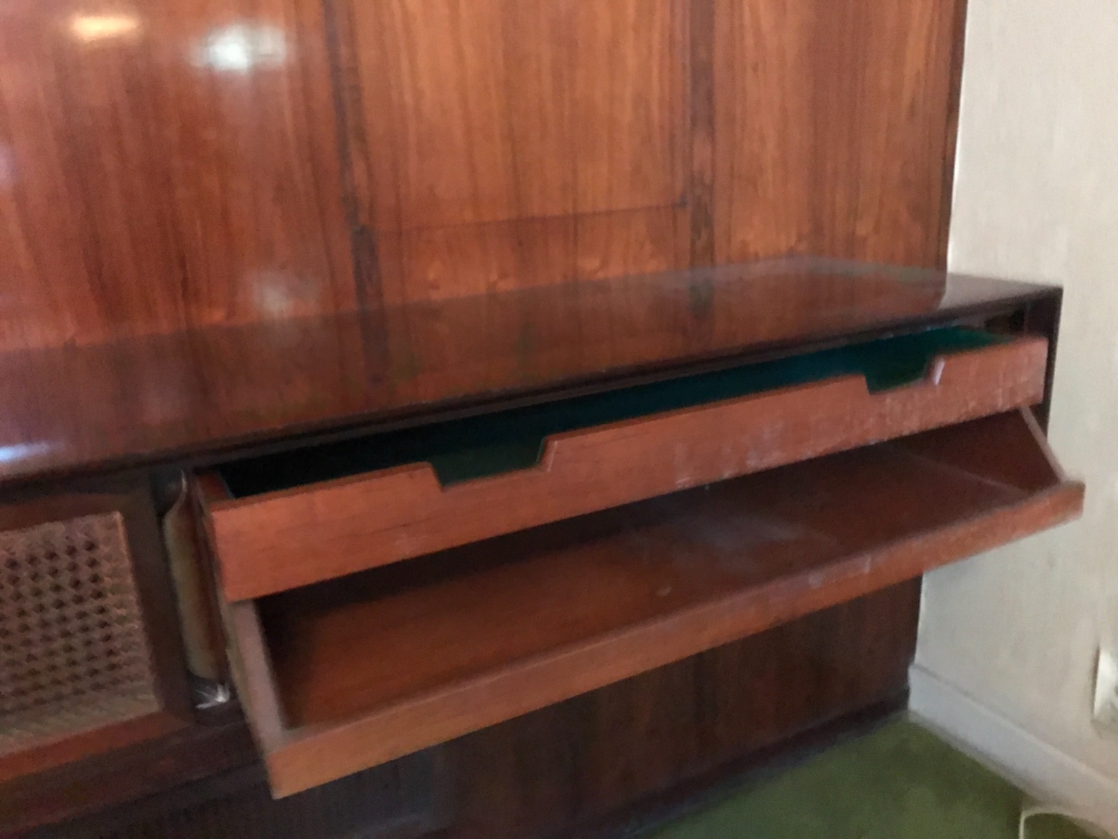 Aparador de jacarandá com 2 gavetas, portas de correr forradas com... - foto 3 de 5