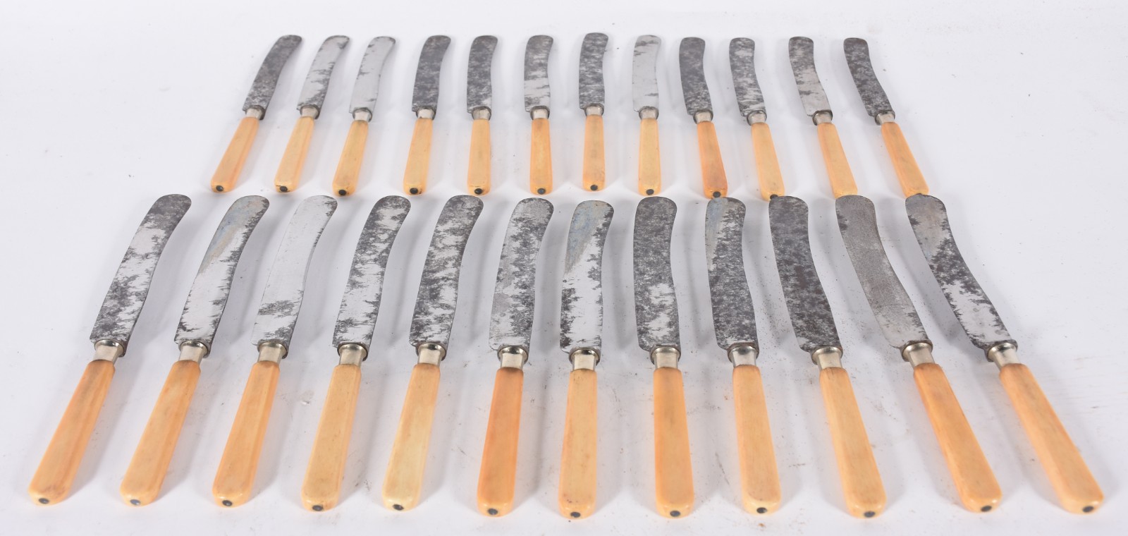 Conjunto com 12 facas grandes e 12 garfos para sobremesa com cabos na... - foto 2 de 3
