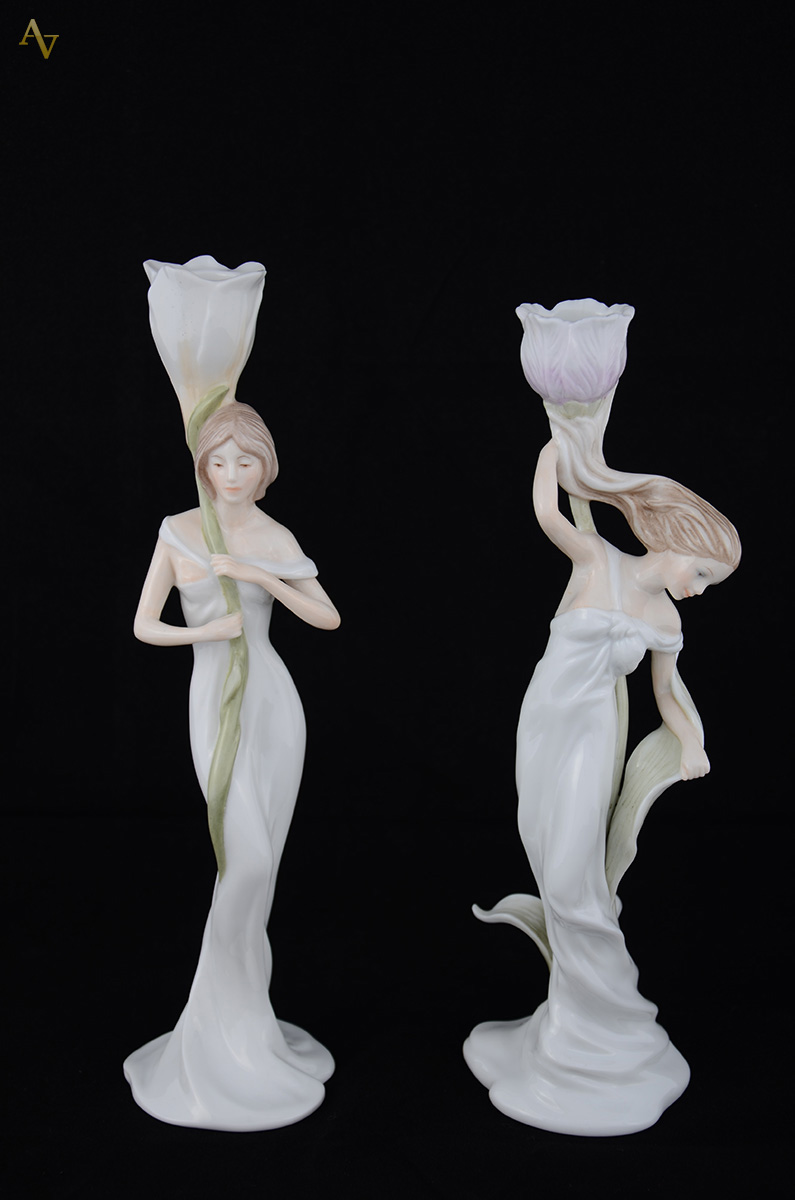 Par de castiçais de porcelana estilo Art Nouveau, com figuras...
