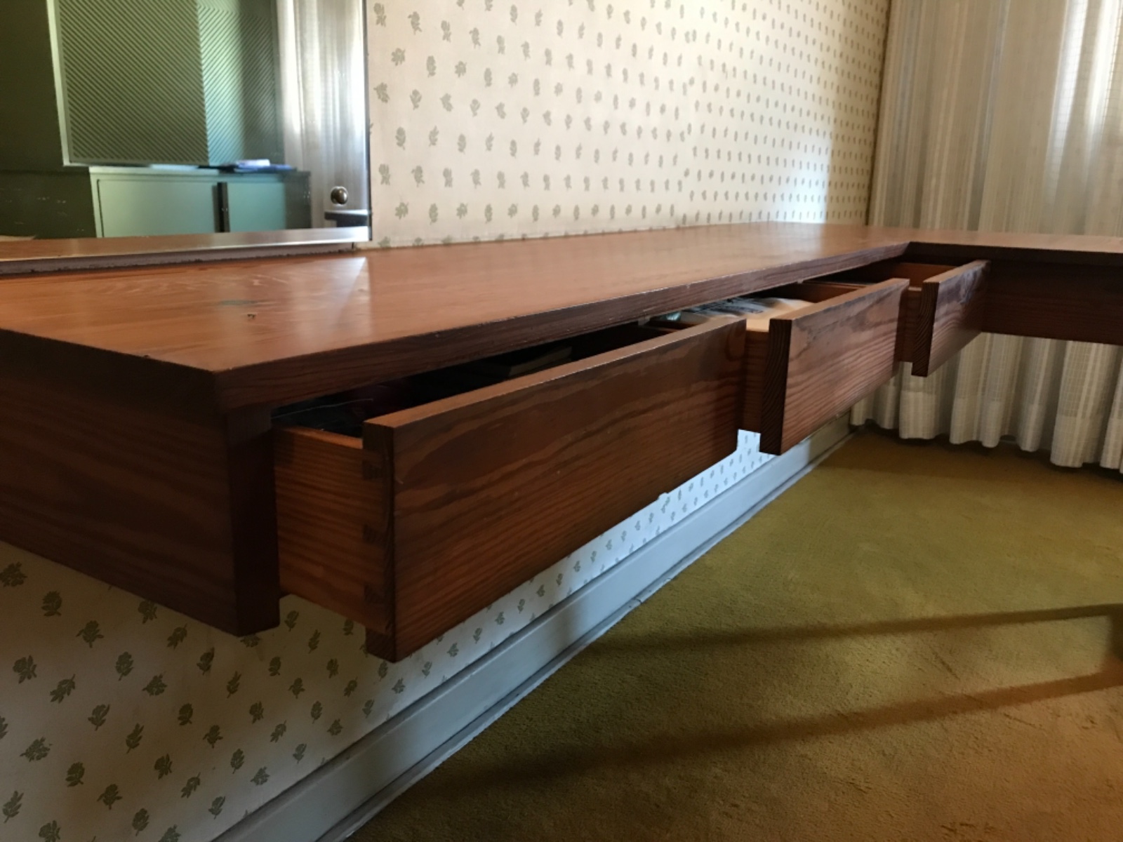 Móvel para quarto em madeira "pinho de riga" com 4 gavetas e espelho... - foto 9 de 9
