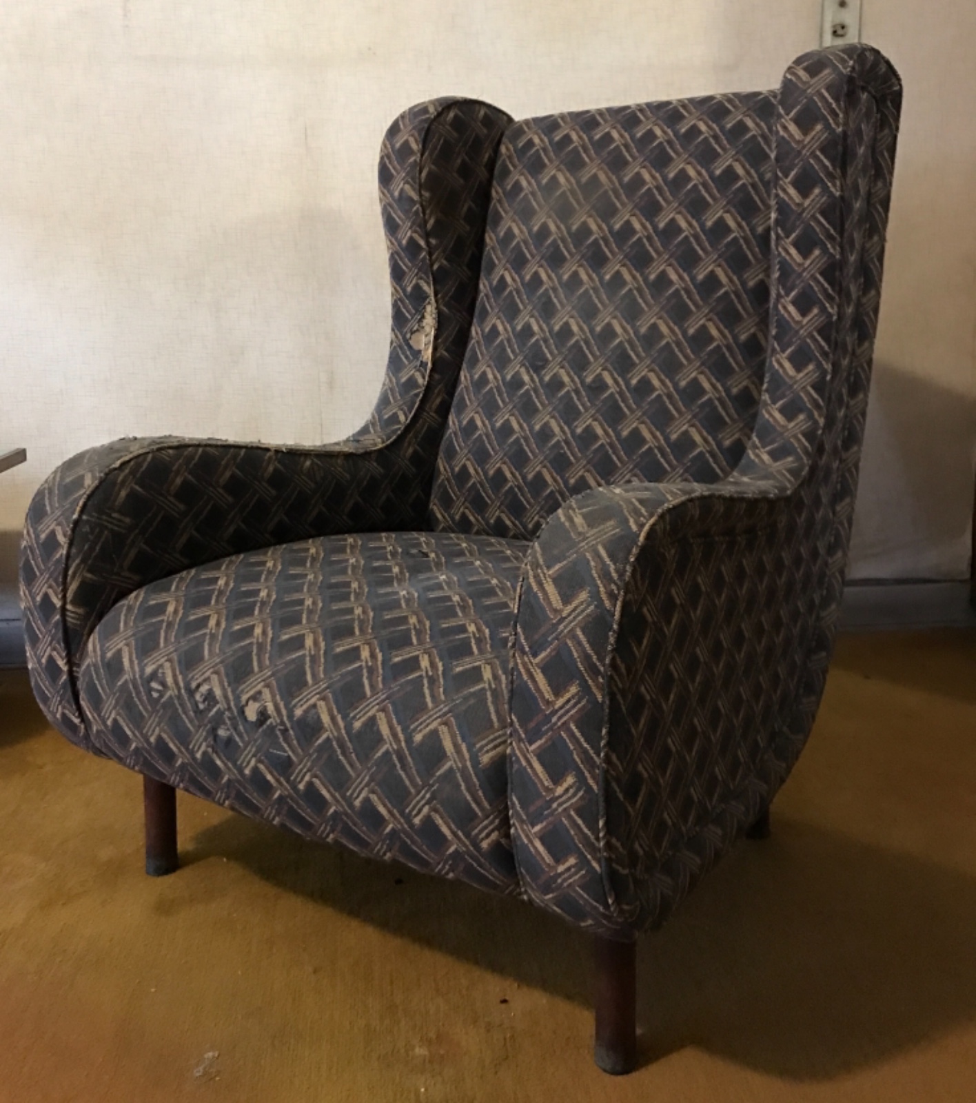 Poltrona bergere estofada com tecido na cor cinza. Tecido com... - foto 4 de 5