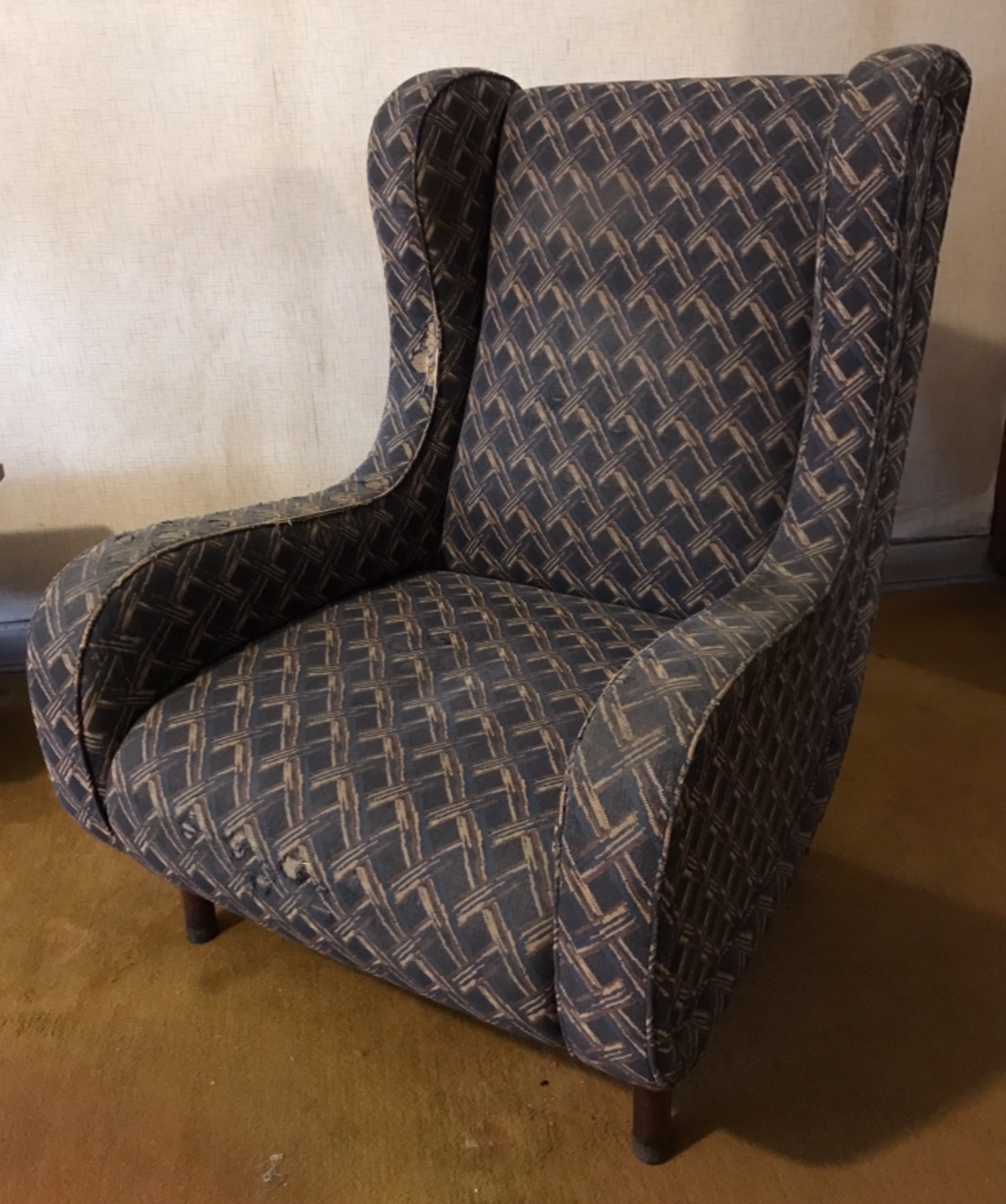 Poltrona bergere estofada com tecido na cor cinza. Tecido com... - foto 1 de 5