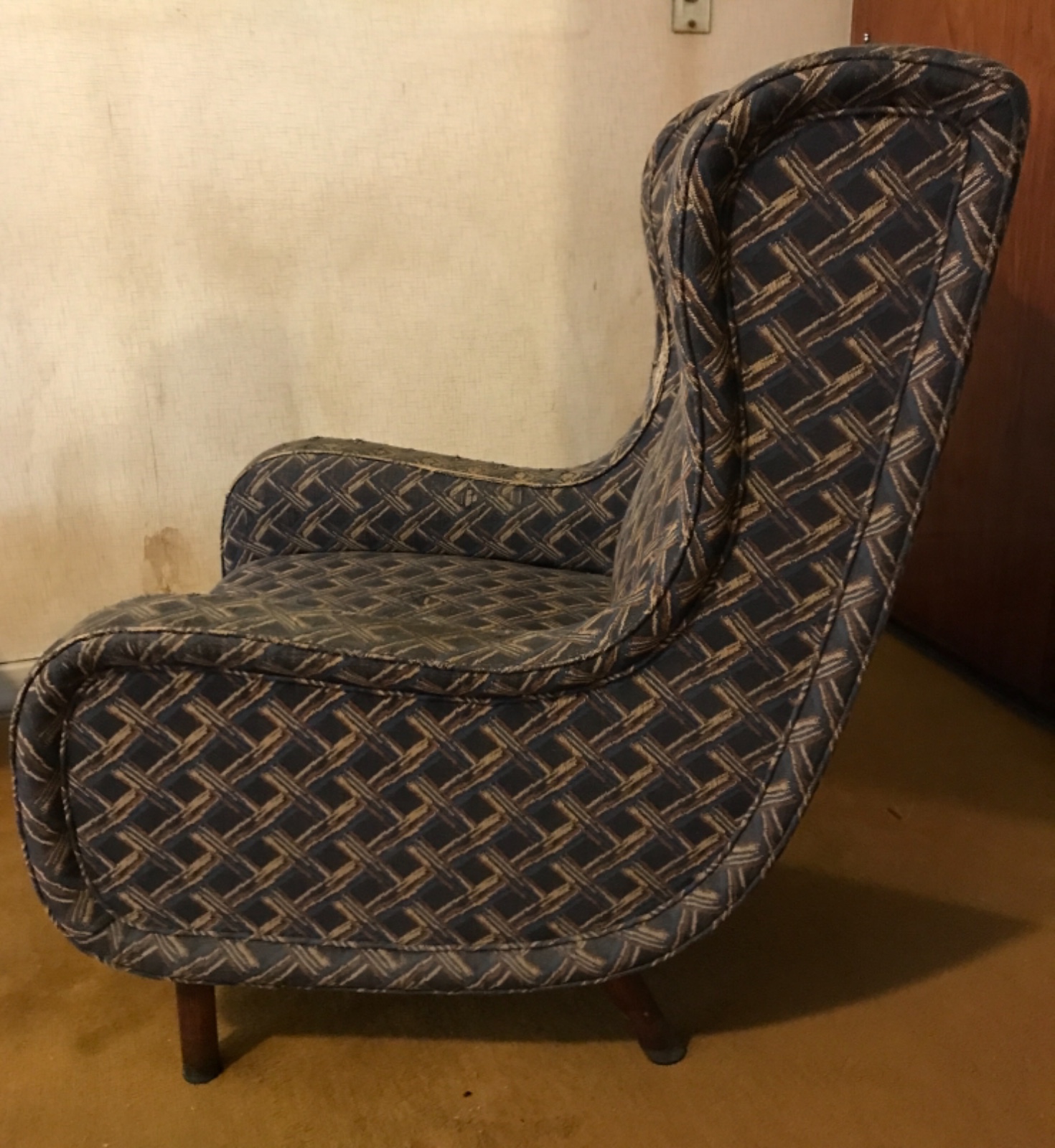 Poltrona bergere estofada com tecido na cor cinza. Tecido com... - foto 2 de 5