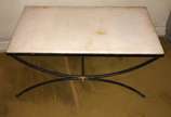 Mesa de centro com base de metal pintado de pre... - Mesa de centro com base de metal pintado de preto em forma de dois semi círculos e arremate com botão dourado,  tampo de mármore. Desgastes no m...