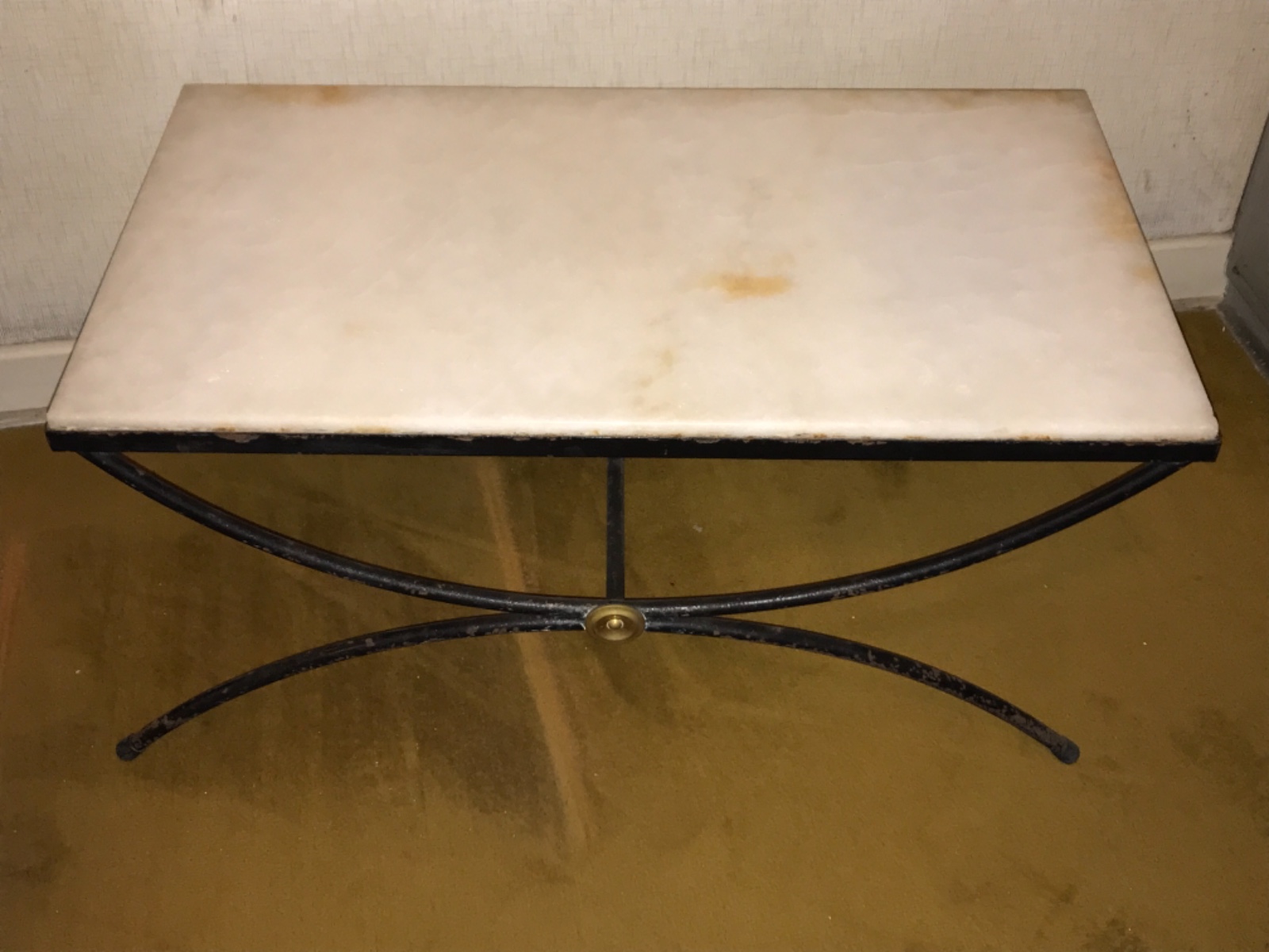 Mesa de centro com base de metal pintado de preto em forma de dois... - foto 2 de 3