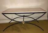 Mesa de centro com base de metal pintado de pre... - Mesa de centro com base de metal pintado de preto em forma de dois semi círculos e arremate com botão dourado,  tampo de mármore. Desgastes no m...
