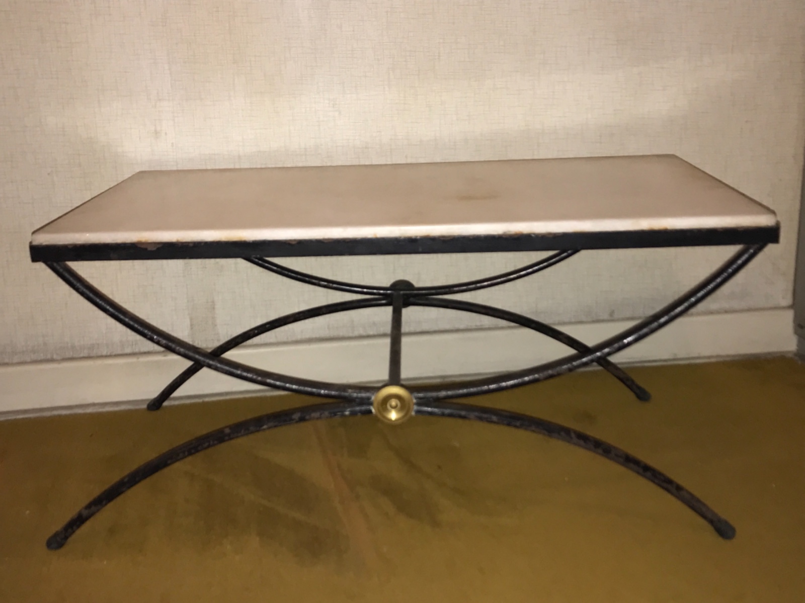 Mesa de centro com base de metal pintado de preto em forma de dois... - foto 1 de 3