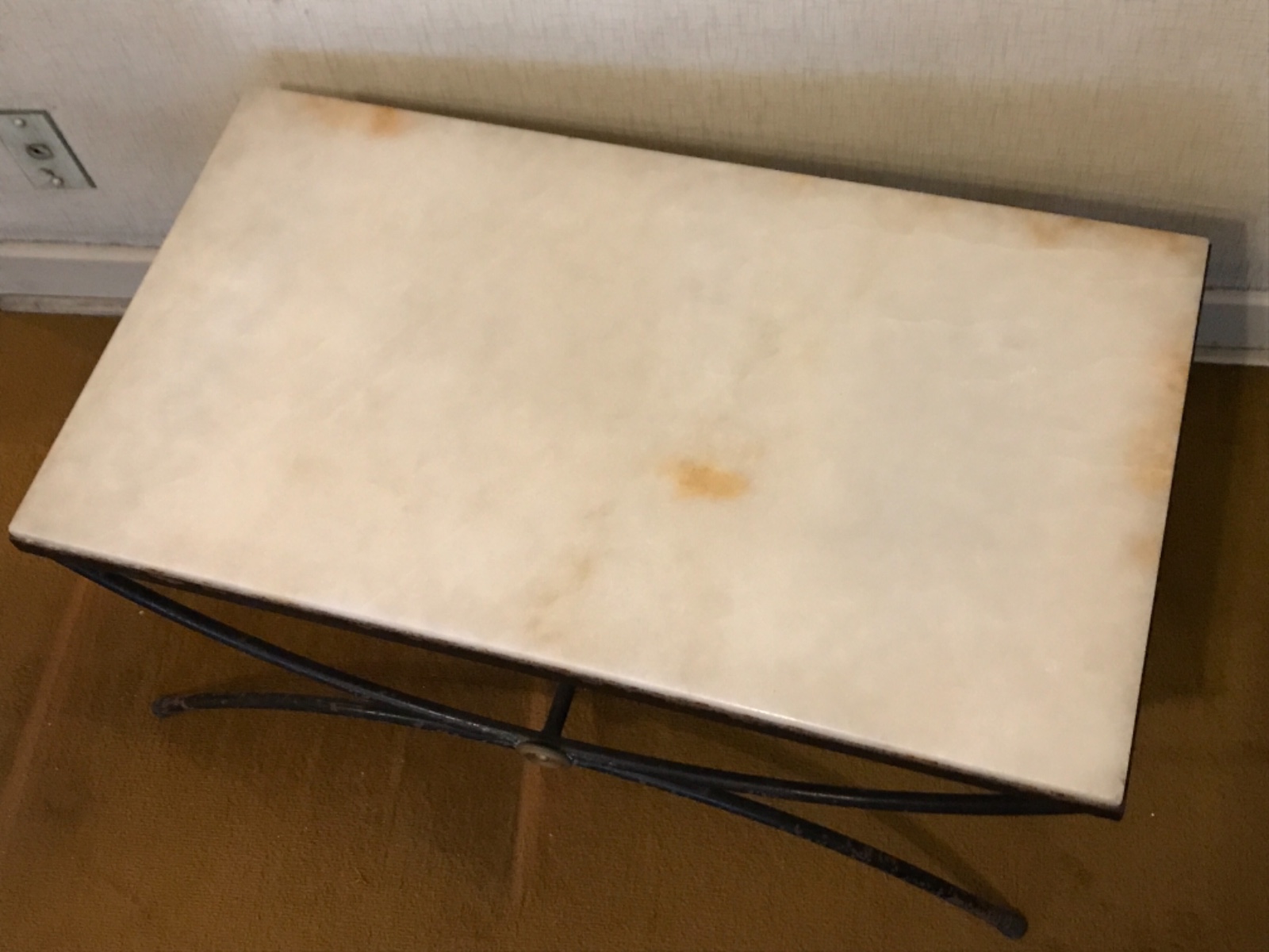 Mesa de centro com base de metal pintado de preto em forma de dois... - foto 3 de 3