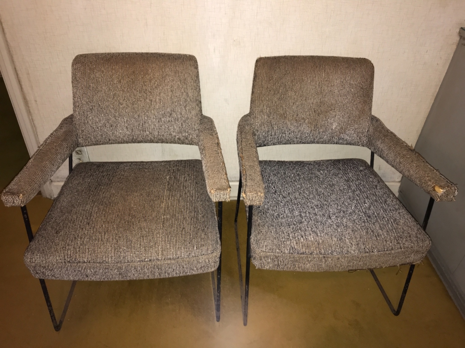 Par de poltronas com bases de metal e estofamento forrado com tecido... - foto 1 de 4