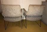 Par de poltronas com bases de metal e estofamen... - Par de poltronas com bases de metal e estofamento forrado com tecido mesclado cinza, com degastes. Anos 60. Retirada em apartamento em Copacabana.