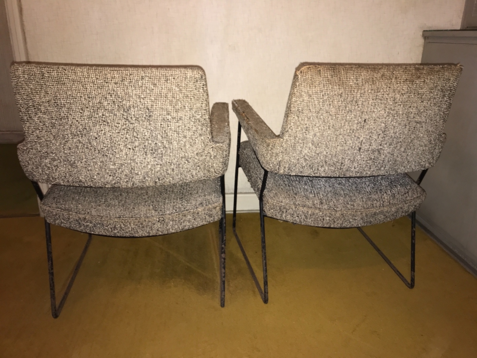 Par de poltronas com bases de metal e estofamento forrado com tecido... - foto 2 de 4