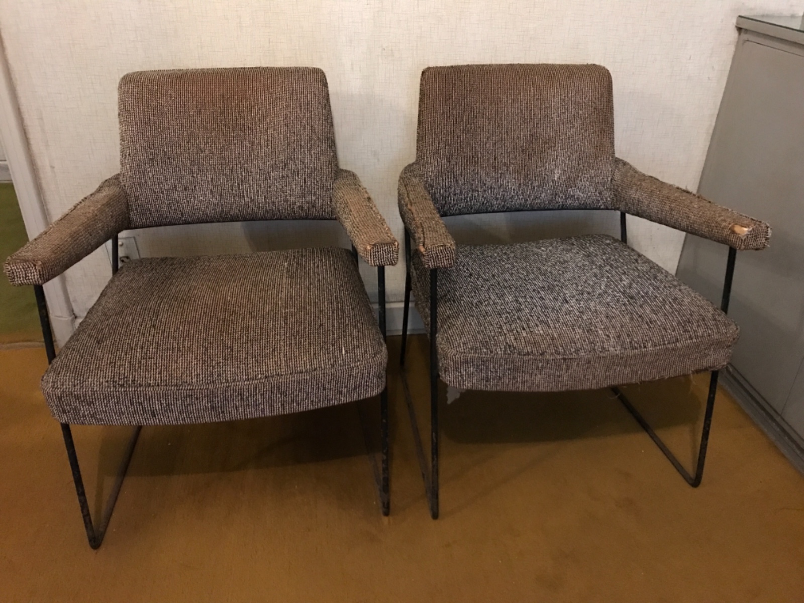 Par de poltronas com bases de metal e estofamento forrado com tecido... - foto 3 de 4