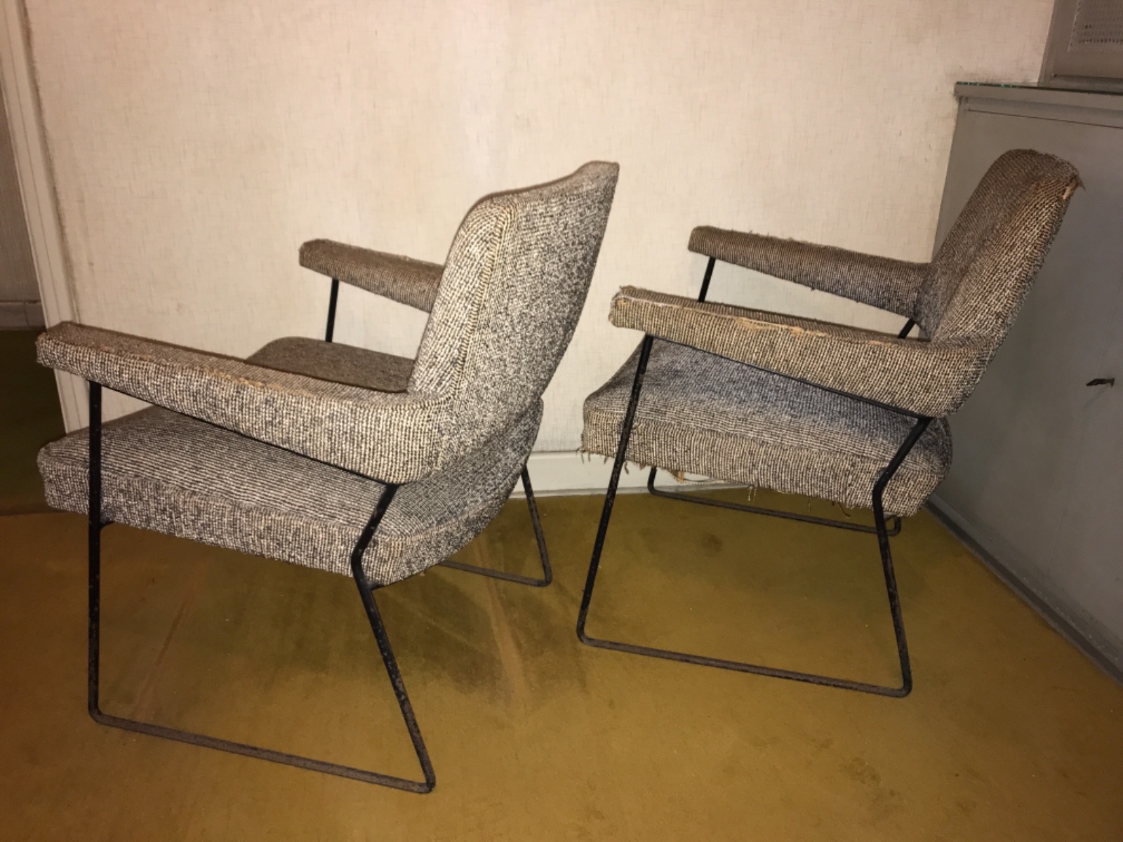 Par de poltronas com bases de metal e estofamento forrado com tecido... - foto 4 de 4