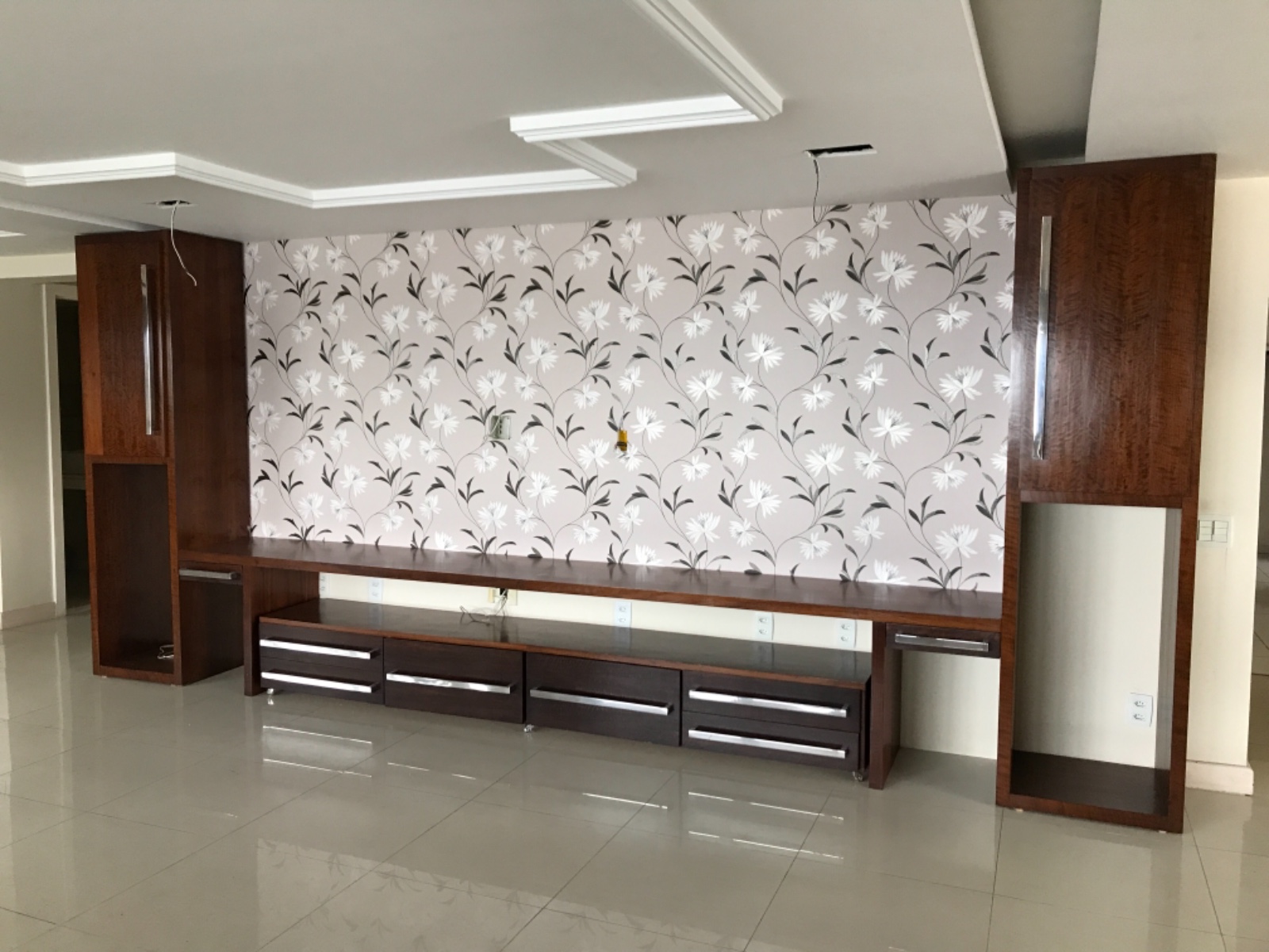 Estante rack de madeira nobre, modulada, puxadores de metal. Retirada... - foto 1 de 6