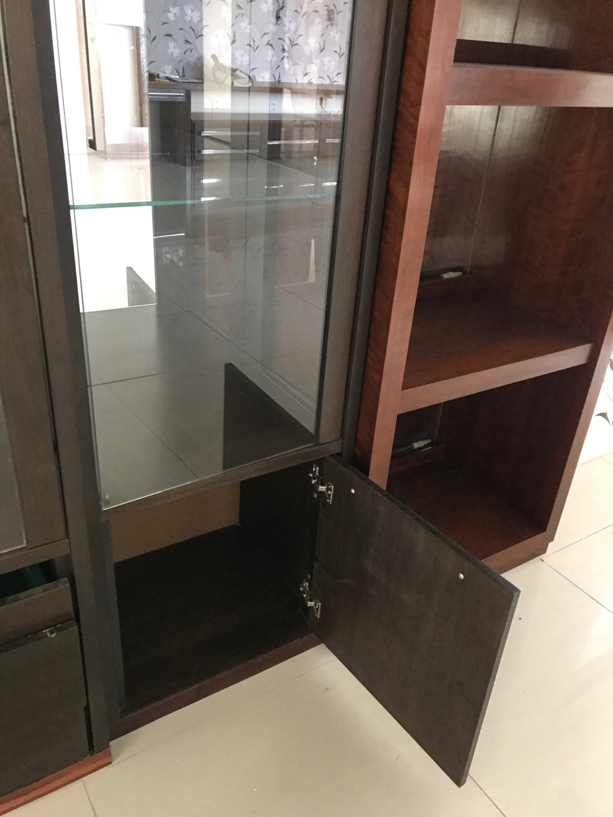 Estante de madeira modulada com tres vitrines "encaixadas" na parte... - foto 2 de 3