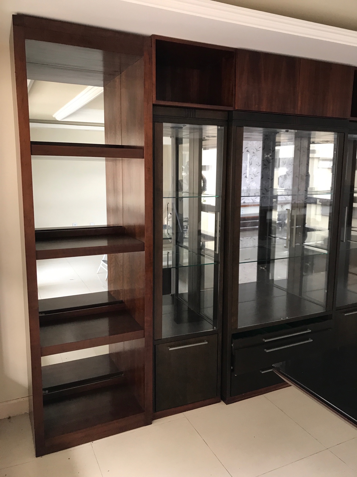 Estante de madeira modulada com tres vitrines "encaixadas" na parte... - foto 3 de 3