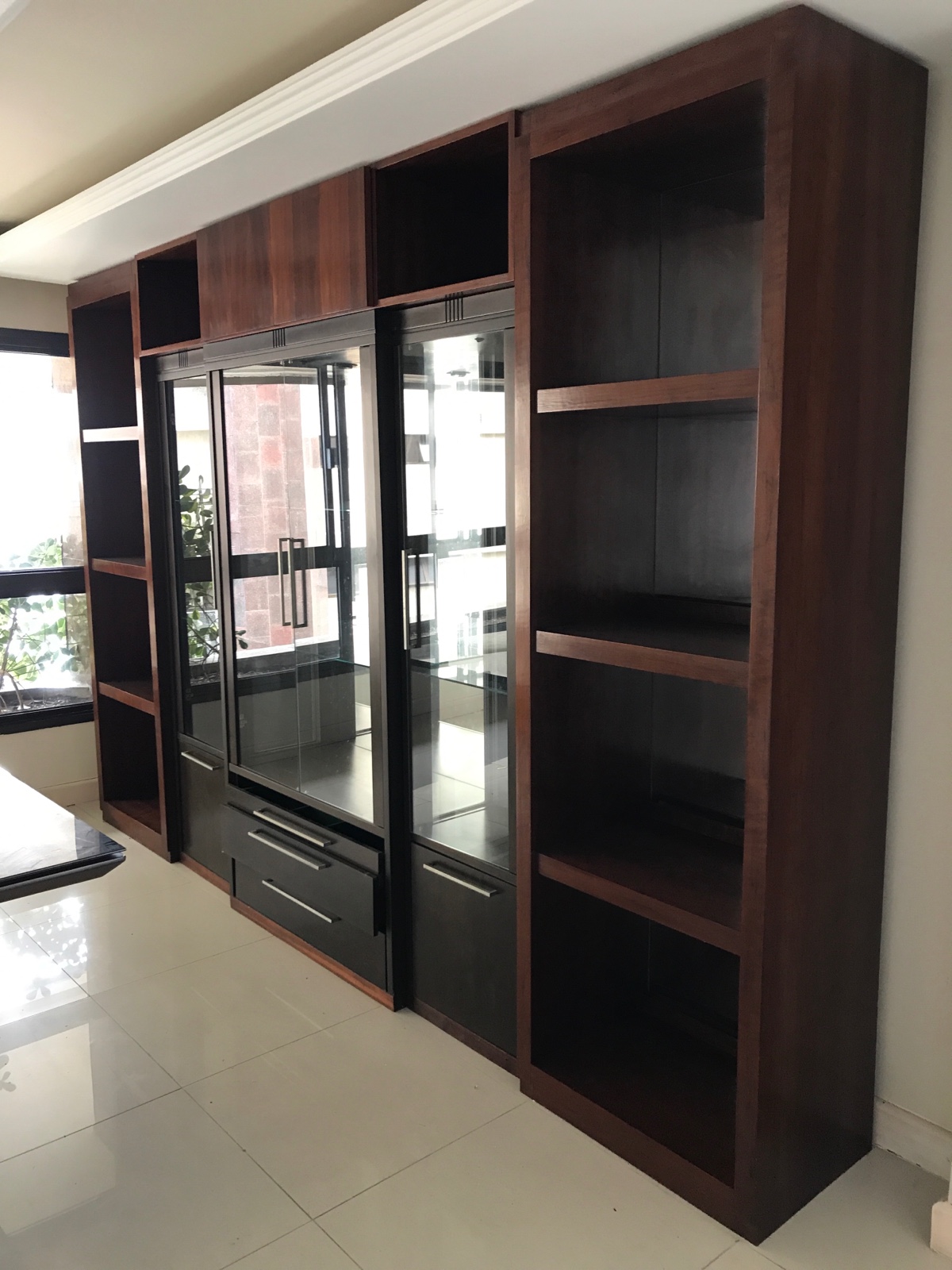 Estante de madeira modulada com tres vitrines "encaixadas" na parte... - foto 1 de 3