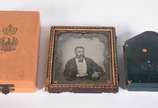 Três miniaturas, sendo 2 porta retratos represe... - Três miniaturas, sendo 2 porta retratos representando figuras da nobreza. Um deles em forma de pendente com moldura de prata com minas novas, no...
