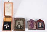 Três miniaturas, sendo 2 porta retratos represe... - Três miniaturas, sendo 2 porta retratos representando figuras da nobreza. Um deles em forma de pendente com moldura de prata com minas novas, no...