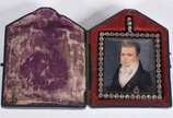 Três miniaturas, sendo 2 porta retratos represe... - Três miniaturas, sendo 2 porta retratos representando figuras da nobreza. Um deles em forma de pendente com moldura de prata com minas novas, no...