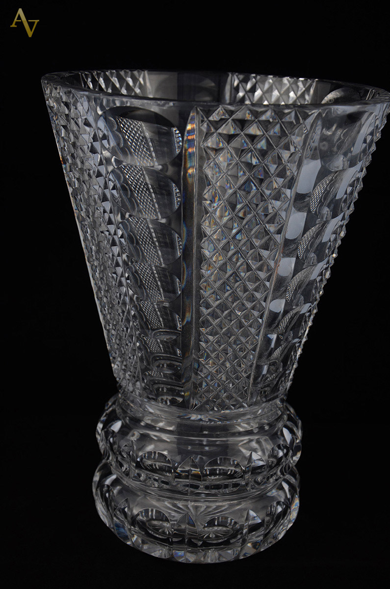 Grande vaso de cristal tcheco ricamente lapidado. Alt. 30 cm.