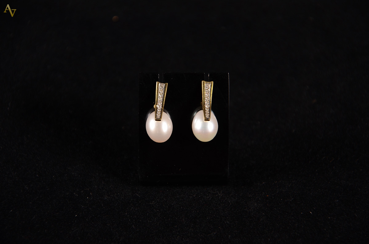 Par de brincos de ouro 18 k com madrepérolas - 0,25 ct - peso: 5.6 gr.